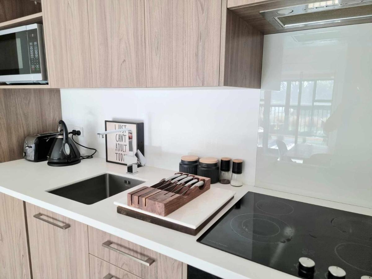 Modern 1 Bedroom Apartment Across From Hagley Park Christchurch Exterior photo